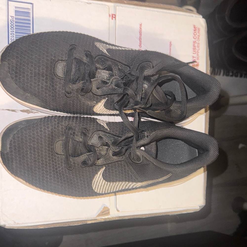 👟 Nike Women’s Running Shoes – Size 9.5W | Black & White